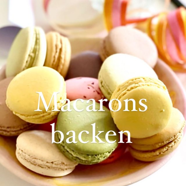 Werbung, unbezahlt- Du möchtest unbedingt mal Macarons backen? Ich habe es gestern ausprobiert und es hat richtig viel Spaß gemacht! Helge @monsieurmacaron.ms hat uns alles beigebracht, was man braucht, um gute Macarons hinzubekommen und ich habe verstanden: das ist fast eine Wissenschaft! Die Details und Zutaten machen den Unterschied bei dieser kunstvollen Backart. Ob ich es auch alleine hinbekomme, weiss ich noch nicht, aber ich versuche es auf jeden Fall, der Abend hat nämlich echt Spaß gemacht! #macaronbacken #macaron #münster