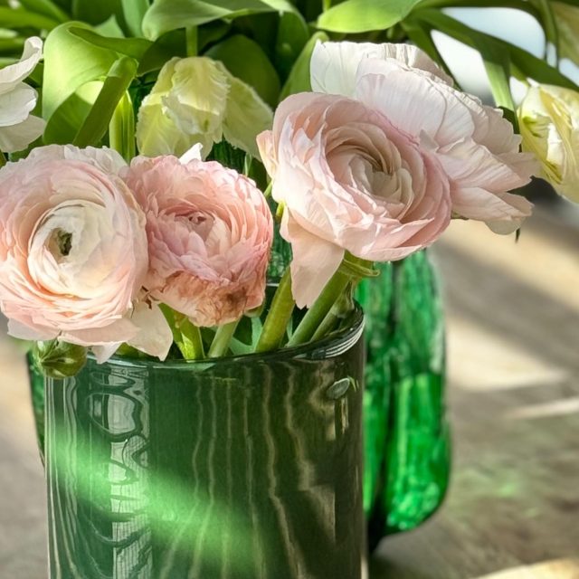 Mein Wochenende in Bildern…. 
~ entspannter Start in den Samstag mit dem ersten Draussen-Frühstück im Röstbar Campus
~ dann kurz im Laden Hallo gesagt und die neuen Sommersachen bestaunt
~ kein Samstag ohne Marktbesuch
~ wer konnte, war auf dem sonnigen Prinzipalmarkt, die Stimmung war so ausgelassen und dankbar für den schönen Tag 
~ kleines Privatkonzert bei Stuhlmacher
~ das Glockenspiel der Lambertikirche gehört einfach zu Münster
~ schon fast Sonnenuntergang und wir sitzen immer noch draussen und geniessen Zeit mit Freunden 
~ Absacker in der Weinbar, bevor es wieder nach Hause geht
~ und am Sonntag das totale Kontrastprogramm: Sonne, Ruhe, Landschaft und eine Fussgängerampel mitten in der Pampa, die vor Lebensgefahr warnt….
Das alles tat so gut nach einer Zeit voller politischer Unruhe und Wahnsinn und einem kränkelnden Ich.