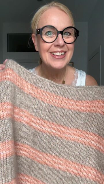 Zum Abschluss des #karlakal zeige ich heute endlich meinen fertigen Pullover. Mir hat das Stricken echt Spass gemacht, auch weil’s einfach so schnell ging. Ist ja auch mal schön: nicht viel denken, einfach stricken…. 

Ich mag, dass der #karlasweater so leicht und weich ist, meine Farben sind in ihrer Kombi genauso, wie ich es vorher gedacht hatte. Jetzt freu ich mich auf‘s Tragen. 

Wenn Du mehr zur Auswahl meiner Farben und zu den Zwischenschritten erfahren möchtest, kannst Du Dir auch die anderen Reels dazu im Feed noch anschauen.  Ach so, ich habe ihn übrigens in 2XL gestrickt und noch etwas Garn, auch von der Hauptfarbe, noch übrig.

Wie gefällt Dir mein Pulli und was wären Deine Farben für den Sweater? 

#stricken #egostrikk #knittinglove #karlakal #octoberknitting #midnatssol #camarose 

Garn und Anleitung: @camarosedk || Anzeige, selbstgekauft