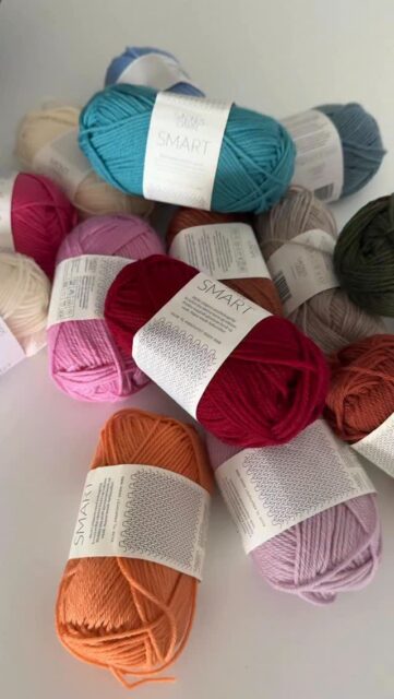 SMART SALE!!!! 2€/ Knäuel!!!!
Super geeignet für Kinderstrick, denn es ist nicht so empfindlich! Außerdem für Fairisle Strickereien, Mützen, Socken oder die coole Rillejakke. Du kannst es auch toll mit Tynn Silk Mohair kombinieren…. Auf der Sandnesseite bekommst Du jede Menge Anleitungen! Und den Link zum Garn findest Du im Profil. 🧶

#stricken #egostrikk #knittinglove #supersale