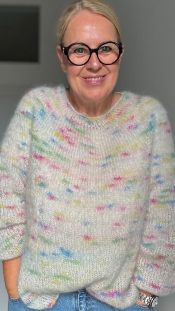 Oh hallo, Du Gute-Laune-Booster! Das ist der Plain Yoke Sweater, gestrickt mit Sandnes Ballerina Chunky in Fb. 1010. Lieb ihn, weil er sich so schnell strickt, leicht ist wie ein Wölkchen und immer total unkompliziert zu allem kombiniert werden kann. Schwierigkeitsgrad: EASY! 

Anzeige |unbezahlt
Garn: @sandnesgarn 
Anleitung: @leneholmesamsoe 

#schönmussnichtschwierigsein #stricken #egostrikk #knittinglove #ballerinachunkymohair #sandnesgarn #leknit #plainyokesweater