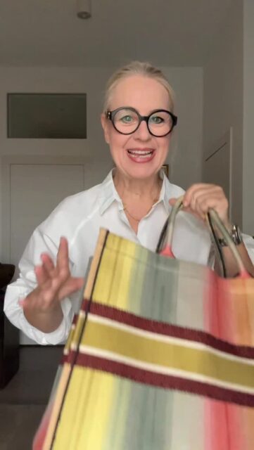 Ein bisschen gute Laune am Hals kann ja nicht schaden…. 
AD (unbezahlt)| ich habe den #cosymiotwilly von @atelier.vh gestrickt, allerdings mit einer ganz anderen Garnvariante: Infinity von @langyarns_official in Farbe 0003, kombiniert mit Tynn Silk Mohair 1012 von @sandnesgarn. Gestrickt mit Nadelstärke 4 für ein schönes kompaktes kleines Halstuch. 
#stricken #egostrikk #knittinglove #SandnesGarn #langyarns #meinefabelhaftewelt