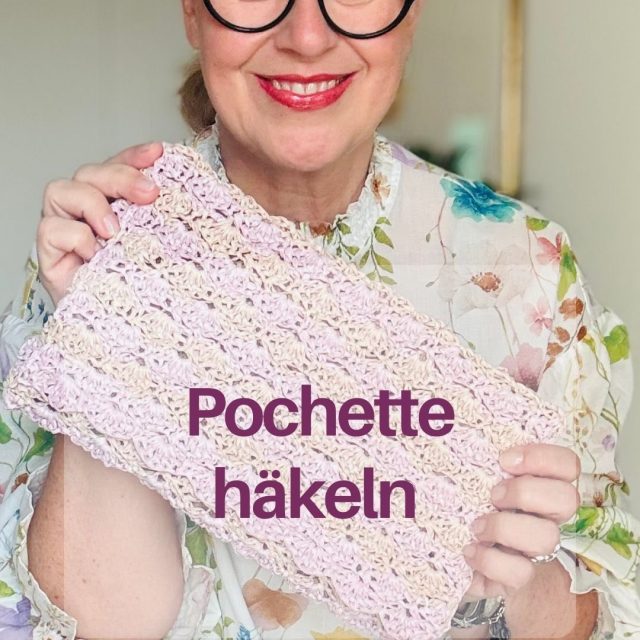 Was soll ich sagen?! Ich bin ganz verliebt und freu mich so über die kleine Sommertasche!!! Heute stelle ich Euch die Pochette Concia genauer vor und morgen gibt’s die Anleitung!!!

[Ad]
Gehäkelt mit Summer Raffia (Farben 102 und 115) von @nakyangyarn.europe gekauft bei @nitiknitti