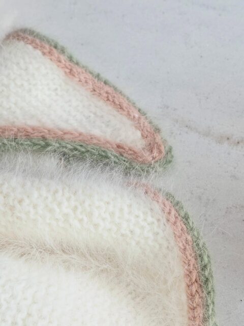 Eure Lieblings - Juni -Farbkombi teilweise in einem Tuch verarbeitet …. Das Kühtai Tuch 2.0….. Gestrickt ist es, aber noch nicht richtig fotografiert und aufgeschrieben. Das gehört ehrlicherweise nicht zu meiner liebsten Aufgabe! Wenn‘s soweit ist, gibt es natürlich auch alle Details dazu. 

Ist es nicht aussergewöhnlichflauschig?