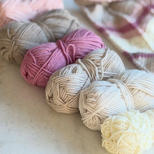 Die Babydecke Caspar ist seit mehr als 10 Jahren ein Dauerbrenner! Da ist es doch mal Zeit für ein neues Design! Dieses Mal stricke ich mit [Werbung] Merinoull von @sandnesgarn . Diese wird ganz dezent pastellig, aber da geht natürlich auch so viel anderes. Ich stricke jetzt erstmal weiter….

Babydecke 
Stricken 
Stricken für Kinder 
Babystricken
Strickliebe