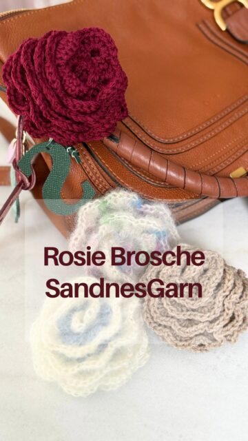 Das ist definitiv eins dieser Projekte, die mich „infizieren“! [Werbung] Die Rosie Brosche wird mit Alpakka Silke von @sandnesgarn gehäkelt. Du brauchst ein Knäuel und eine Häkelnadel Stärke 4 und kannst schon loslegen. Nach der Luftmaschenkette häkelst Du 3 Reihen in unterschiedlichen Mustern, dann wickelst Du den Strang zur Blume und nähst sie zusammen. 

Ich habe mir Broschennadeln bei A…. bestellt und diese von unten drangeknotet. 

Meine Broschen habe ich statt mit Alpakka Silke mit Babyull Lanett, Tweed, Primo Tynn Silk Mohair und Ballerina Chunky gehäkelt. Die Garne gehen alle super, wichtig ist, dass die Nadelstärke passt und es eine SandnesGarn Qualität ist, denn die Anleitung bekommst Du nur in Kombination mit einem Garn derselben Marke.