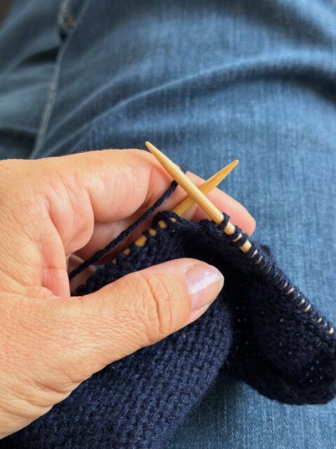 Ein neues Projekt, inspiriert von einem Seidentuch… ich stricke, ohne Plan: zwei Farben - ein Versuch. Das Strickbild ist toll und Fine, immer dabei und müde vom Wald…